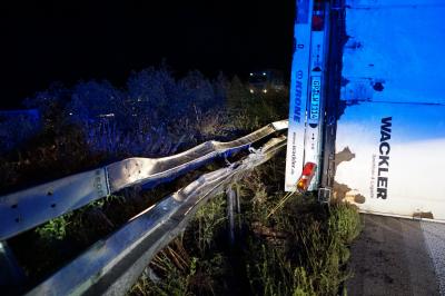 Sattelzug stuerzt auf der A8 kurz vor Wendlingen um, eine Person leicht verletzt